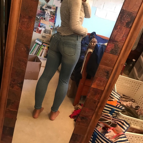 LIKE NEW Distressed Skinny Jeans - Picture 4 of 4